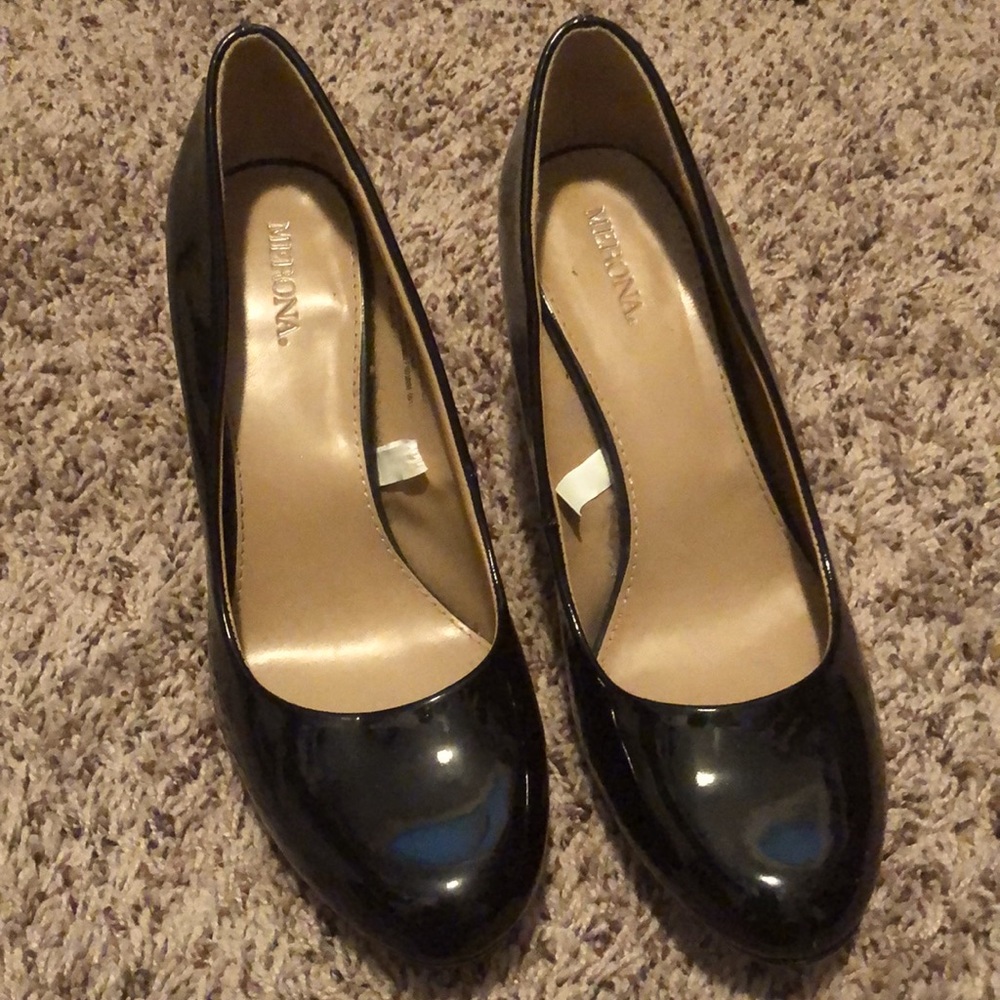 Black pumps